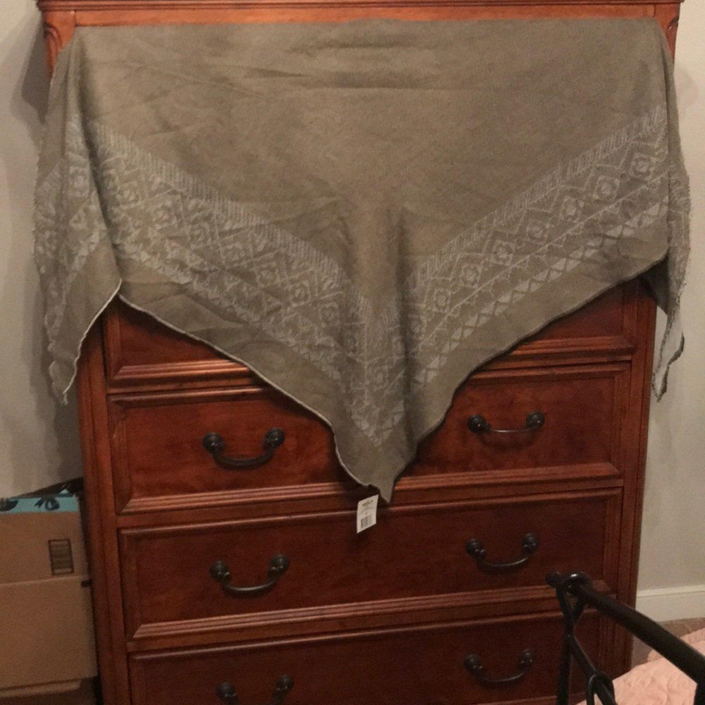 NWT Patterned triangular scarf